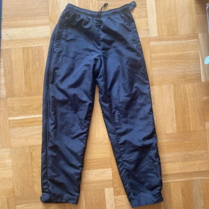 Craft byxor st. 38 - Svarta utomhus CRAFT byxor i vattenavvisande material. 