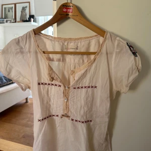 Odd molly blus - Supersöt odd molly blus i toppenskick! Storlek 1 vilket motsvarar S🌸 kan posta eller mötas upp i Stockholm! 