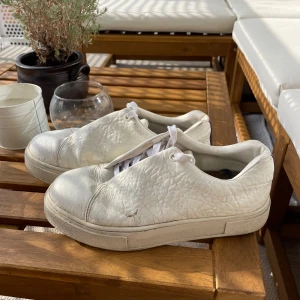 Vita Eytys - Vita sneakers i läder från Eytys i storlek 38. Jag har köpt nya skosnören men råkade köpa ”kritvita” snören som inte riktigt passade med den vita färgen på eytys. Skulle rekommendera att köpa mer benvita/krämvita.