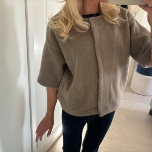 Trekvartsärmad kofta/jacka - Såå fin trekvartsärmad kofta/jacka från märket Fasio💕 sparsamt använd 