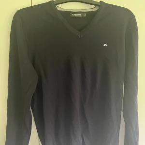 J.lindeberg - En v-ringad j.Linderberg sweatshirt i merinoull med färg navy blue  Storlek large men passar till M/L Nypris 1200 men säljer för 750 priset är inte hugget i sten   Kan mötas upp eller skicka 