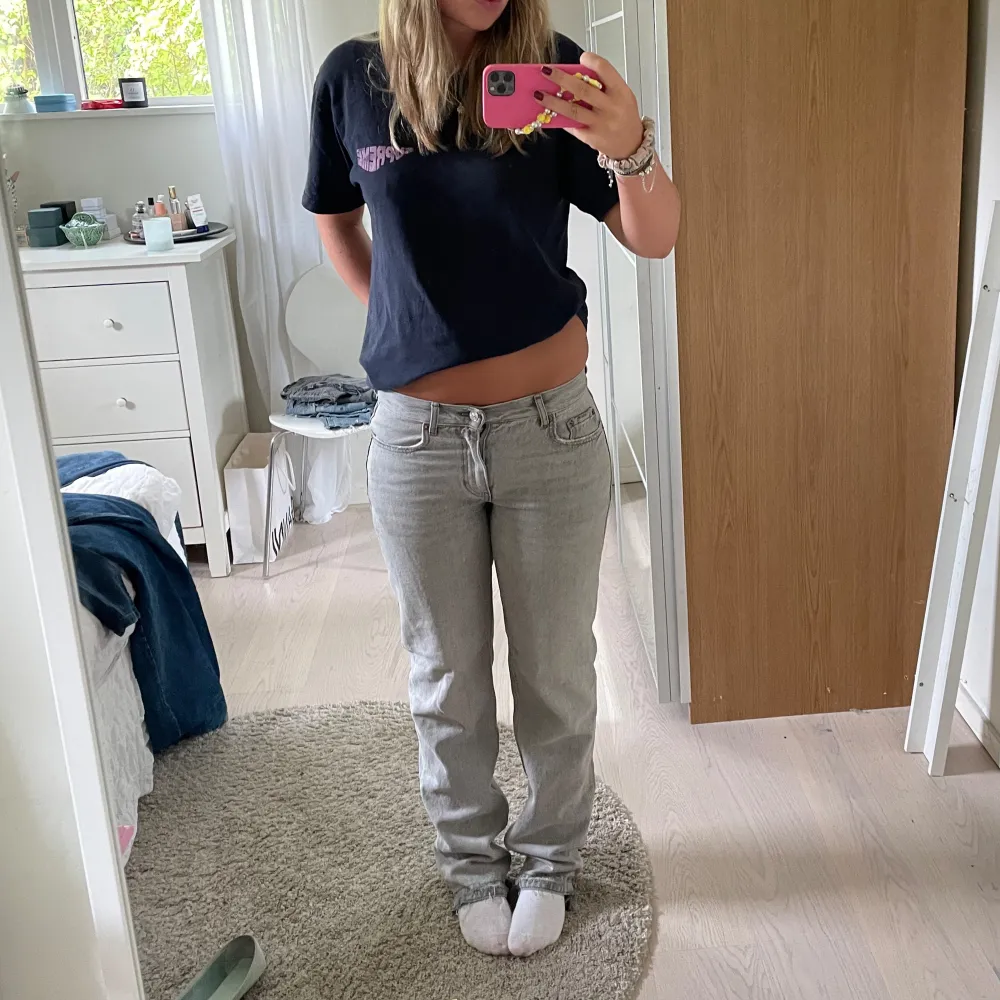 Hej säljer mina absolut favorit jeans i en så snygg grå färg i storlek 36 jag är 170. Jeans & Byxor.