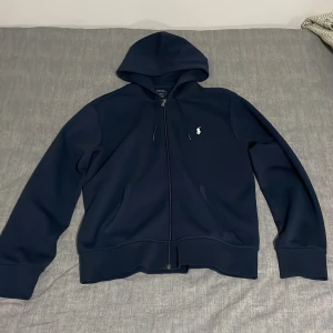 Ralph lauren zip - Säljer nu min Ralph lauren zip som jag inte använder längre. Har inte använt den så mycket så är fortfarande i mycket bra skick. Storlek M, nypris 2200kr. Qr kod finns att skanna på sista bilden, även kvitto finns. Djur och rökfritt hem.