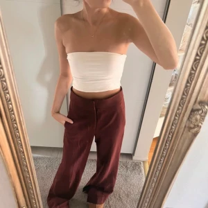 Vinröda kostymbyxor med slits Zara - Vinröda kostymbyxor från Zara. Modellen är vidare med snygga slitsar längst ner vid benen❣️hittade ingen prislapp men skulle gissa mellan storlek 32 och 34