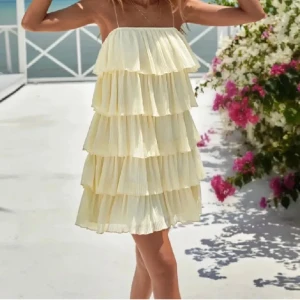 Volang klänning  - Superfin gul volangklänning i storlek S!💖