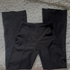 Svarta kostymbyxor  - Säljer dessa svarta kostymbyxor från Gina tricot i storlek L/40💗💗köpta för 500kr och tyvärr för stora för mig