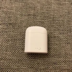 Trådlösa hörlurar  - Trådlösa hörlurar är större än vanliga AirPods, men funkar lika bra ej använd går att få med laddare och box men kostar 20 kr extra ej fastpris.