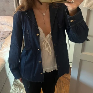 Overshirt - Jättesnygg jeans overshirt med guldiga knappar⭐️✧･ﾟ* väldigt fint skick! 🍓🫧 storlek S ♡ kontakta mig privat vid frågor & funderingar 💋