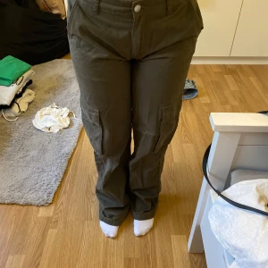 Cargo byxor Gina tricot  - Coola Cargo byxor från gina  Storlek 36 Säljes för aldrig kommit till användning🙌🏻