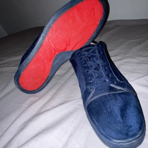 Christian Louboutin  - Christian Louboutin skor bra skick snygga går bra me alla kläder typ kom och lägg pris förslag👍