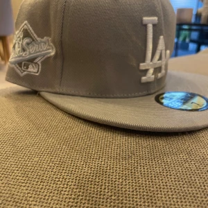 LA kepsar - LA Kepsar blå och grå. Riktigt snygga. Och för billigt pris. En för 200 inte båda för 200.