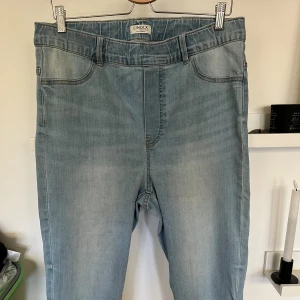 Långa shorts - Storlek 52  Går till knäna/precis under knäna 