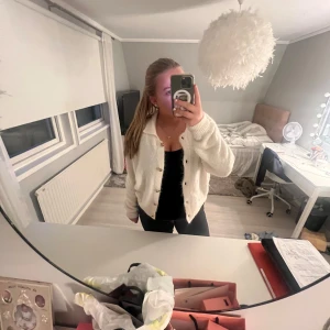 Kofta🤍 - Så fin vit kofta ifrån primemark🤍 Går att ha både knäppt och uppknäppt! Säljer pågrund av att den ej kommer till användning tyvärr. Fint skick!!