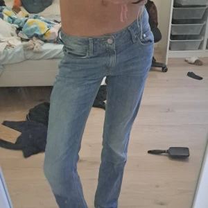 Lågmidjade vintage jeans - Snygga lowwaisted jeans som jag älskar men nu är dom tyvärt både lite tajta och korta. Passat någon runt 150-160. Dom är lite boutcut men sittet lite mer straight på mig eftersom dom är lite små. Högst pris vinner! Kan tänka mig byte!