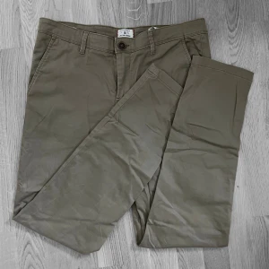 Byxor - Fina byxor från ”Jack&Jones” i storlek 32/32! Köparen står för frakten men kan även mötas upp i Uppsala, Knivsta eller Sigtuna! Tveka inte att fråga mig om något🤎