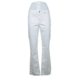 Vita bootcut byxor - Vita jeans köpta på Sellpy, men aldrig använda av mig då de var aningen stora i midjan. Jag har vanligtvis strl 32 och skulle säga att dessa motsvarar strl 34.