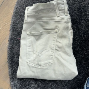 Replay Anbass - Tja säljer dessa jeans då jag inte använder dom längre. Modellen är Anbass och det är hyperflex. Skriv om du har några funderingar.