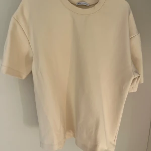 T-shirt - T-shirt i tjockare material från Zara i stl S! Helt ny🤍 