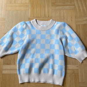 Stickad kortärmad topp - Söt topp från Neo Noir, vit/blå schack rutig. Knappt använd. 