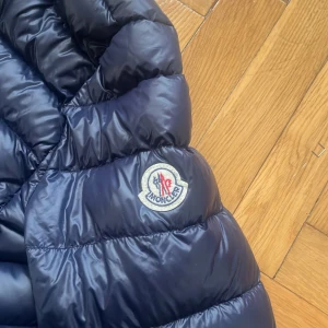 Moncler jacka  - Säljer min höst/vår moncler jacka då den inte kommer till användning, köpte den på vestiaire collective i våras för 4000, de står XL i jackan men skulle säga att de är en M💕💕 ❗️pris kan diskuteras ❗️
