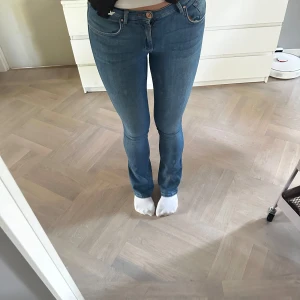 Blåa lågmidjade jeans  - Blåa lågmidjade jeans från bik bok. Använda fåtal gånger. Storlek S men passar även M 