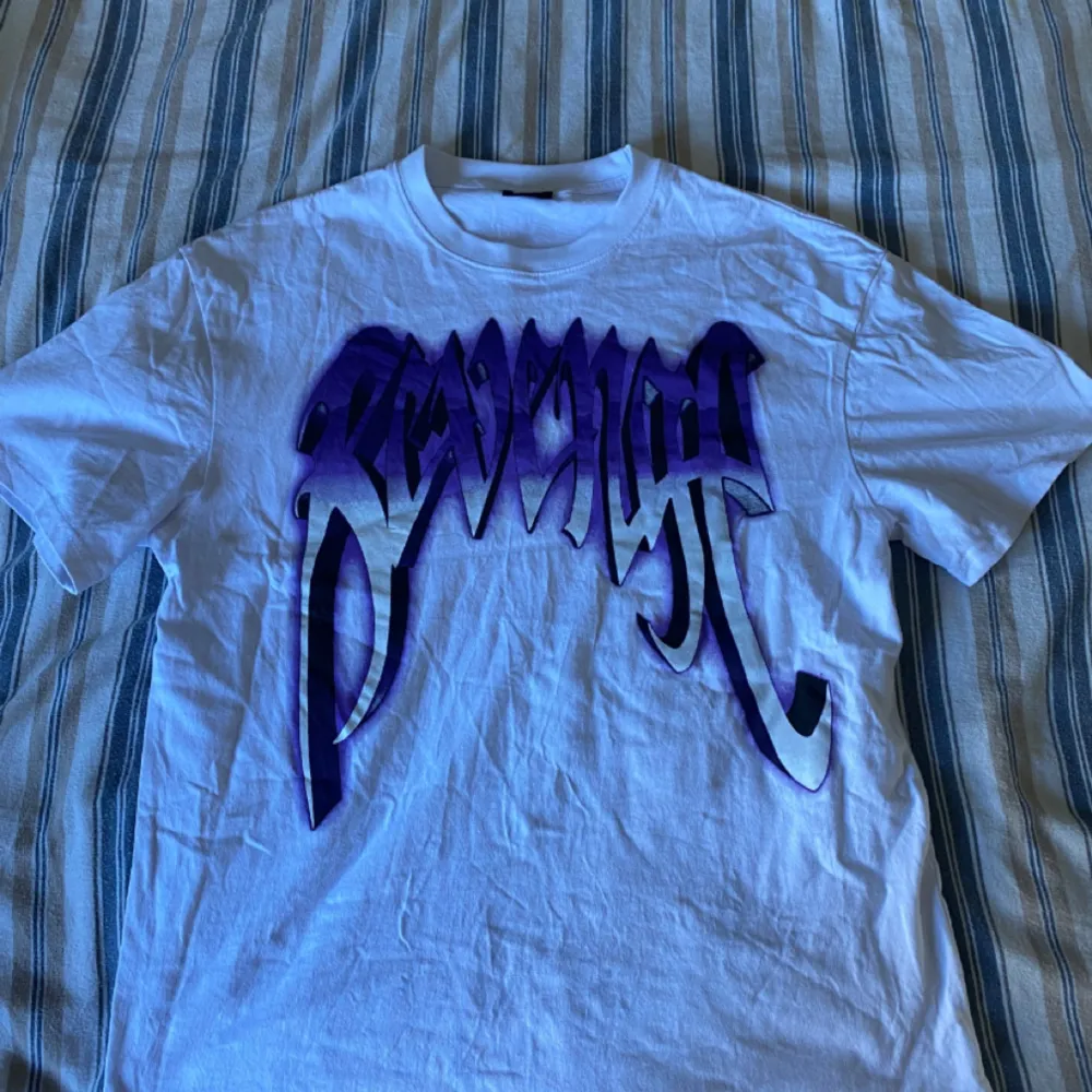 FOG Revenge t shirt | Storlek M | Vit/Lila | Passar stort | Felfri tröja | Nypris 1400kr | Aldrig använd | Ägd sedan sommaren 2023 | Kontakta vid funderingar✅. T-shirts.