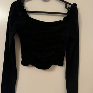 Fin elegant svart topp - Jättefin topp aldrig använt, säljer då den inte kommer till användning, bild på och fler bilder kan skickas om önskas❤️