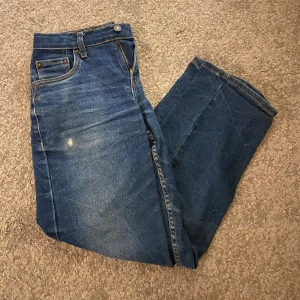 Levis jenas  - Levis jeans i storlek 152/12y. Loose/taper modell. Super fint skick bort sett från skadan vid fickan. Hör av er angående fler frågor eller funderingar 