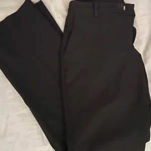 Lågmidjade kostymbyxor - Lågmidjade kostymbyxor från bikbok, det är dom mest lågmidjade. Jag är 1,65 och de sitter bra. Inte använda jätte mkt