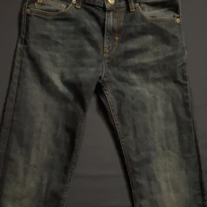 Stone island jeans - Tja! Nu lägger jag ut snygga och stilrena Stone Island jeans till salu. Mörkblå denim med klassiskt logotypmärke på baksidan. Storleken är junior och passar på bra på 160cm . Säljer dessa för 600kr + frakt köpte dessa för ungefär 2000kr