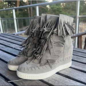 Grå fransskor - Säljer nu grå fransskor!!