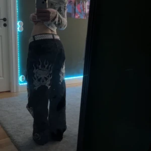 Svarta byxor med dödskalletryck - Säljer mina Ed Hardy jeans då dom inte använd längre, köpta för ca 1300. Finns ett litet hål en bit upp på ena benet. (skriv privat för bild) Pris går att diskutera pga hålet. Midjemått: 33cm rakt över💞Innerbenslängd: 76cm💞