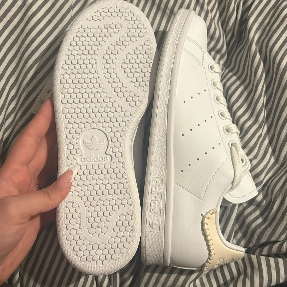 Säljer ett par helt oanvända Adidas Stan Smith sneakers, köpte dessa förra året, dock två storlekar för stora så de har bara legat i garderoben sen dess och har ej använts , skit snygga och i helt nytt skick (fler bilder kan man höra av sig om). Skor.