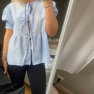 Fin rutig tröja  - Säljer denna underbara blus, vet ej märke köptes på en marknad i Paris!! Bra skick använd få gånger💖💗💖