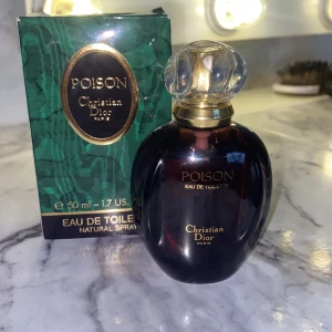 POISON CHRISTIAN DIOR - 50ml parfym, typ helt full som ni ser.❤️ Bud kan tas.
