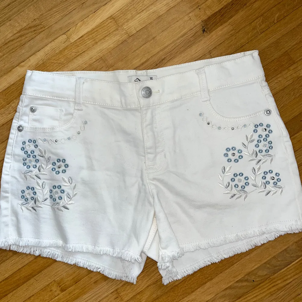 Vita shorts från Jordache (från USA) med detaljer på framsidan. Nästan aldrig använda. Små i storlek (16 = XXL) så skulle säga att de är M/L. Använd köp nu!. Shorts.