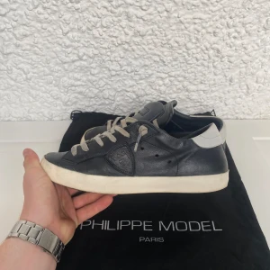 Philippe model - Ett par stilrena Philippe model skor i vädligt bra skick! Är storlek 40 men stora i storleken så skulle säga att den passar size 41. Vid köp av skorna får du även med tre par brillor med case osv. Vid övriga frågor bara att skicka DM.