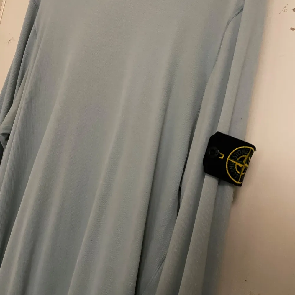 En sweatshirt från Stone island i färgen turkos. Storleken på den är M, väldigt bra skick. . Tröjor & Koftor.