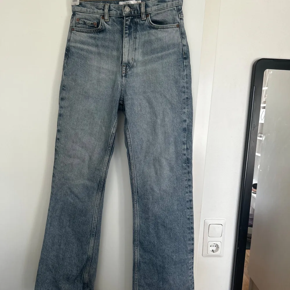 OBS första bilden från hemsidan är samma modell som mina men inte samma färg, dom jag säljer är samma modell fast ljusare!!! Utsvängda med hög midja, säljer pga för små! . Jeans & Byxor.