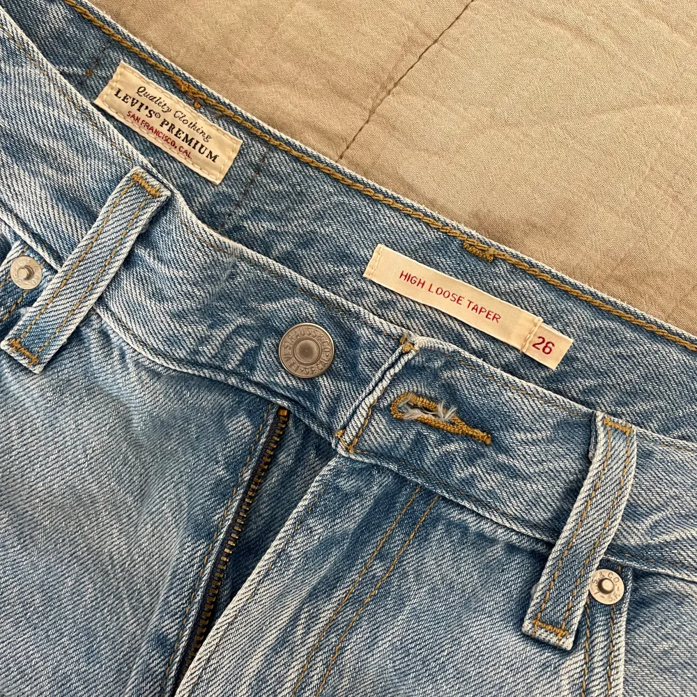 Snygga högmidjade jeans.   Storlek: W:26 L:29  Har egentligen storlek W:27/28 L:32, alltså för små därav sitter de tight, då modellen på byxorna egentligen är loose fit.   Jag är 171 cm.  Modell: High Loose Taper  Använda ett fåtal gånger.. Jeans & Byxor.