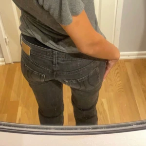 Lågmidjade Jeans - Fornarina jeans med raka ben💕 Storlek 26 Mörkgrå färg, för små för mig🥲 Midjemått tvärs över: 35cm  Innerbenslängd: 76cm 