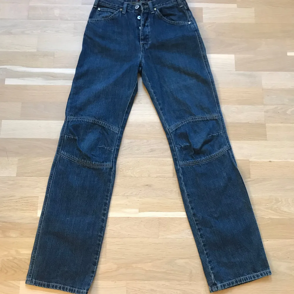 Säljer dessa superfina jeans från Replay! De är midwaist och har måtten W26 L32. Jag återsäljet dessa då de var lite för små på mig. De två första bilderna är lånade och modellen på bilden är 169cm och brukar ha storlek 38 som referens😊. Midja: ca 70cm runt om. Innerben: ca 81cm. Skriv gärna vid ytterligare frågor. Använd gärna köp nu🌟. Jeans & Byxor.