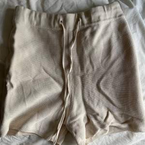 Stickade shorts i beige färg 🥰 Har ingen storlek utan det var en one size❤️ passar mig när jag hade storlekarna 36-38 ❣️