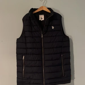 Navy väst - En väst ifrån polo assn,perfekt nu till hösten och passar 165-175 Priset kan diskuteras 