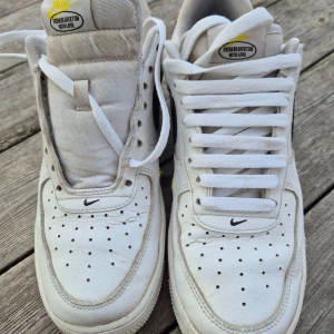 Nike air force 1 have a Nike day stl 43 - Nike air force 1 have a nike day Stl.43 Sparsamt använda och har inga skador eller hål.