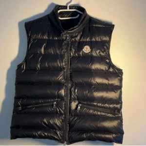 Moncler Gui väst - Säljer en jätte fin Moncler Gui väst som är i stolek S. 9/10 skick ser fortfarande helt ny ut använde inte ett tag men tröttnade på den. Sänker på priset via snabba affärer.