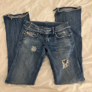 Disel jeans - Jättesnygga, lågmidjade och utsvängda Disel jeans som tyvärr är försmå för mig.💘💘storlek 26 men ganska små i storleken Midjemått 38 rakt över, innerbenslängden 86 