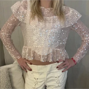 festtopp - en rosa paljett topp från zara, bra skick! Linnet under sitter inte ihop med tröjan.
