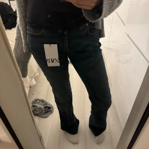 Bootcut jeans - Ett par bootcut jeans från zara som är grå blåa, aldrig använda🥰 prislapp på🥰