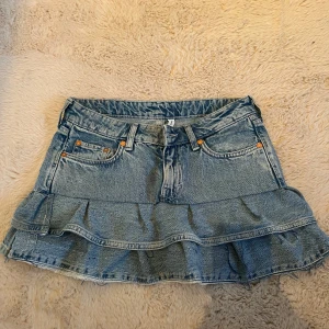 Lågmidjad Jeans volangkjol  - Lågmidjad Jeans volangkjol i storlek W25, aldrig använd Mått 37/38cm rakt över 